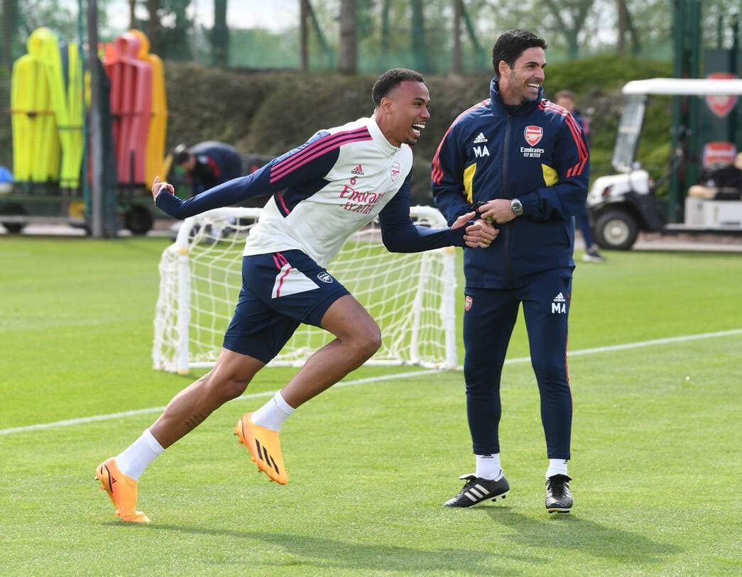 مدرب آرسنال مبتسما مع لاعبيه خلال التدريب.