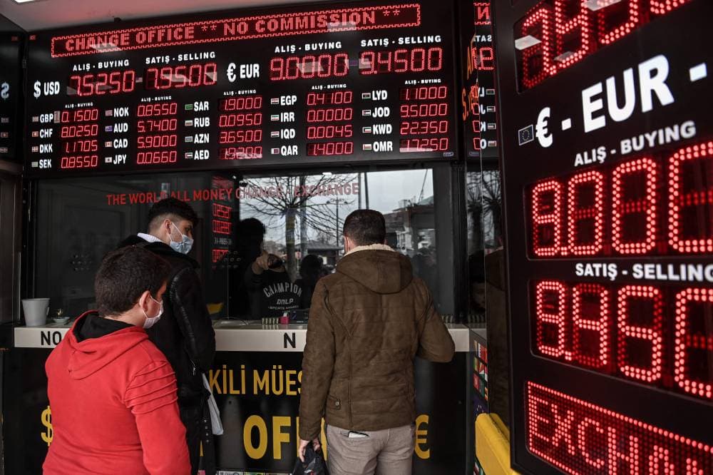 انخفض سعر صرف الليرة التركية 3.1 في المائة مقابل الدولار منذ الزلازل المدمرة.