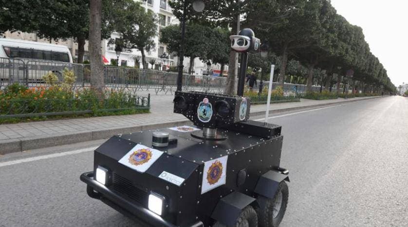 يستعمل الروبوت من قبل أجهزة الأمن.