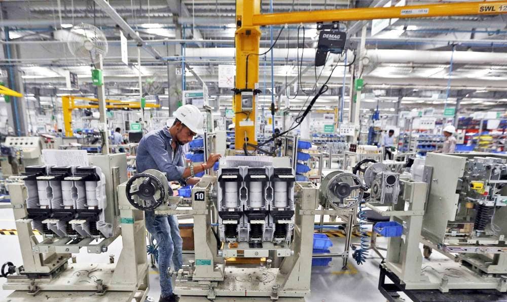 توجد عدد من الصناعات الخليجية تعاني من الممارسات الضارة في التجارة الدولية.