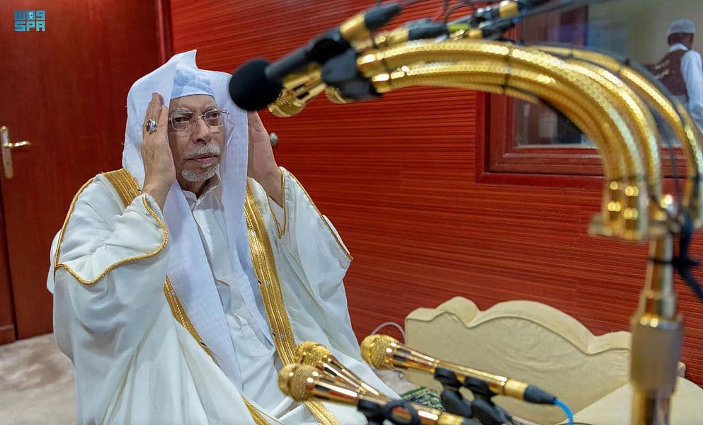 لم ينقطع عن الأذان 45 عاما .. المؤذن علي ملا: "بلال الحرم" لقب يسعدني وعزيز على نفسي