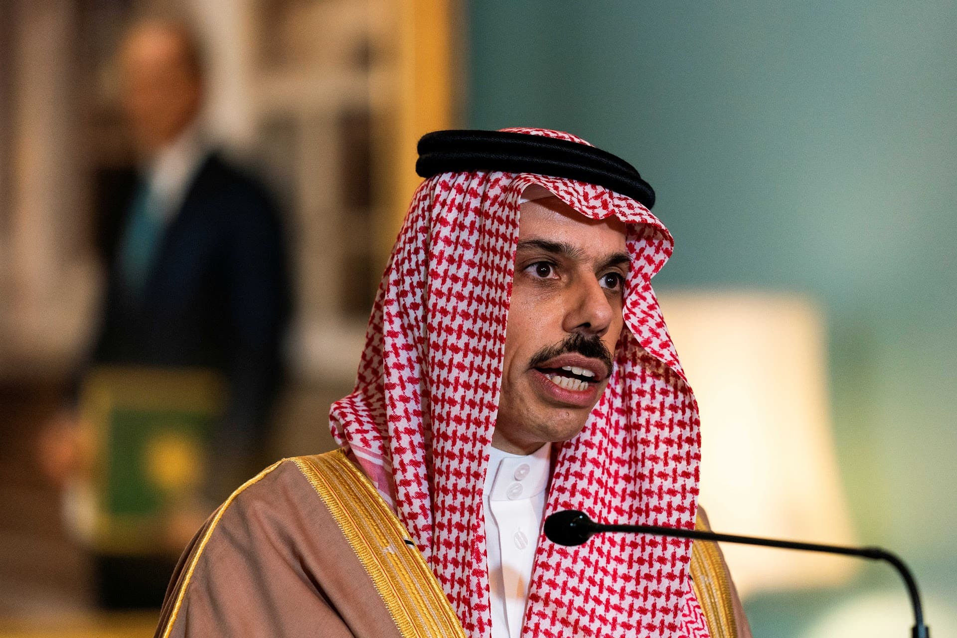 في اتصال هاتفي .. وزير الخارجية يستعرض العلاقات الثنائية مع نظيره الأذربيجاني
