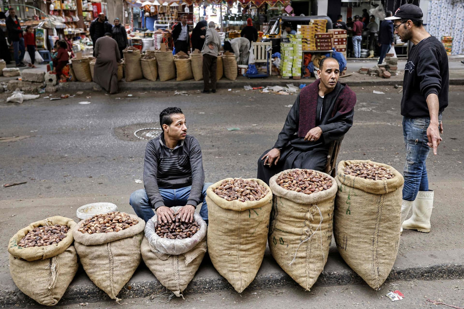 سوق روض الفرج .. التمور بجميع أشكالها