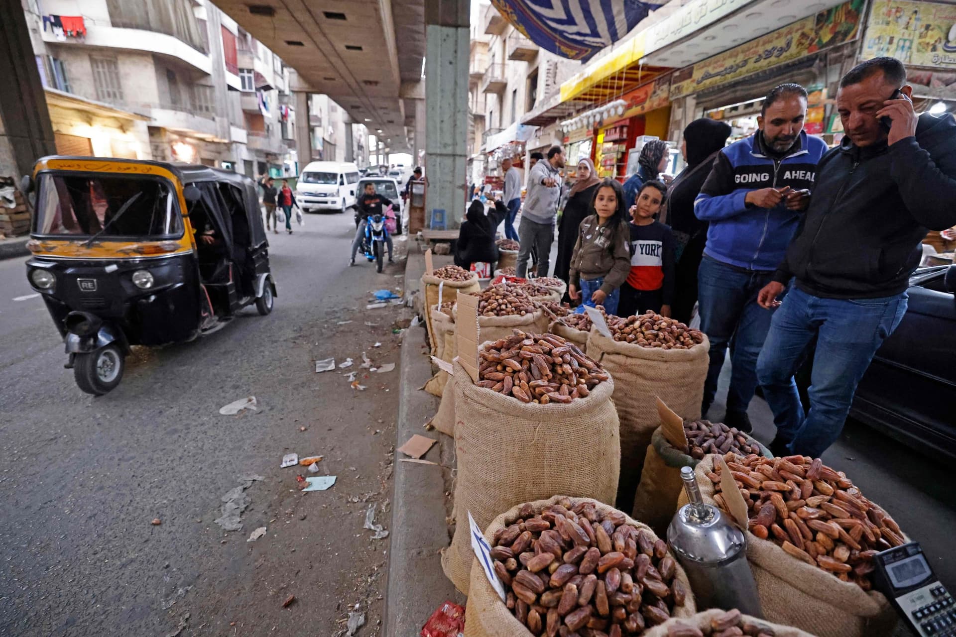 سوق روض الفرج .. التمور بجميع أشكالها