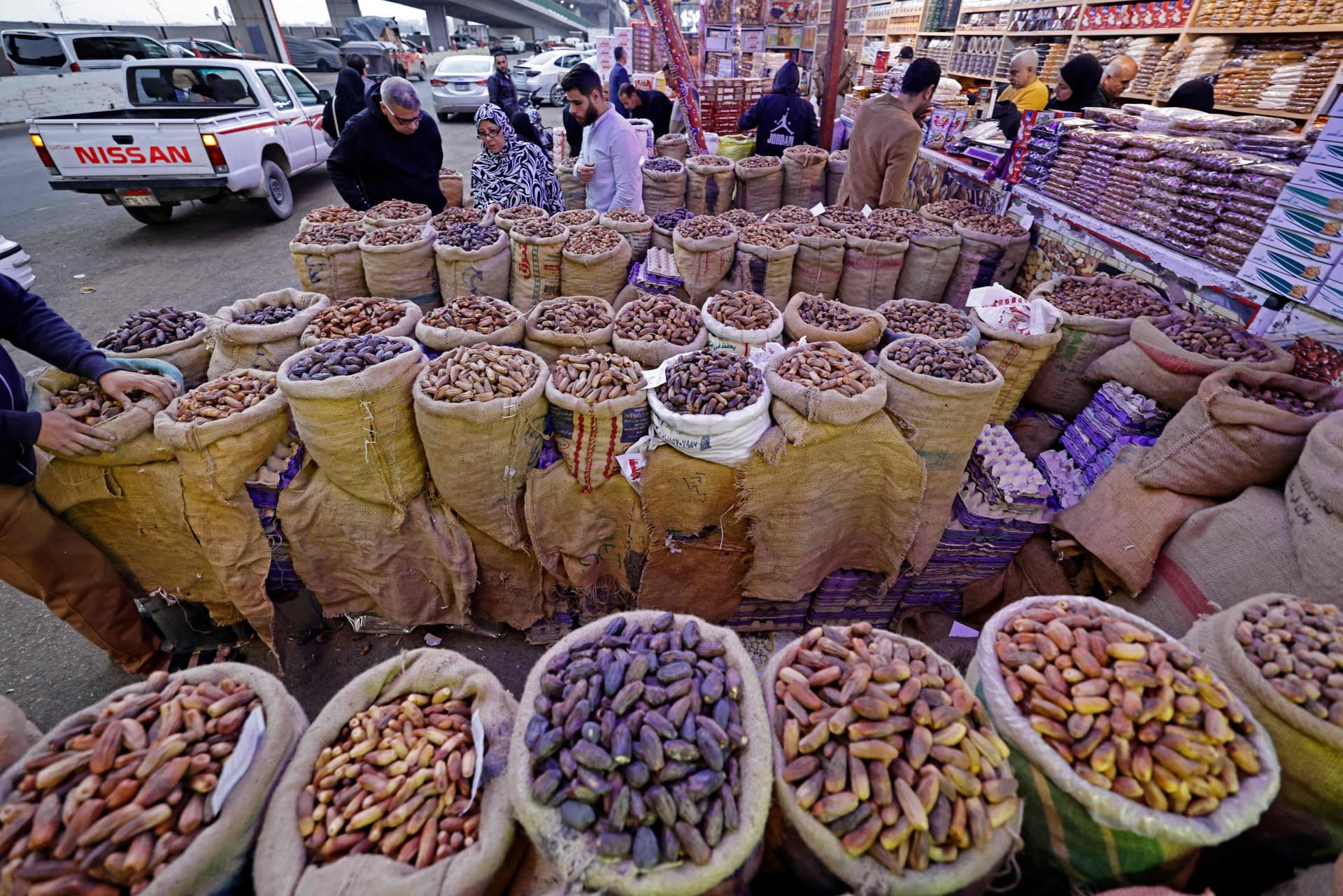 سوق روض الفرج .. التمور بجميع أشكالها