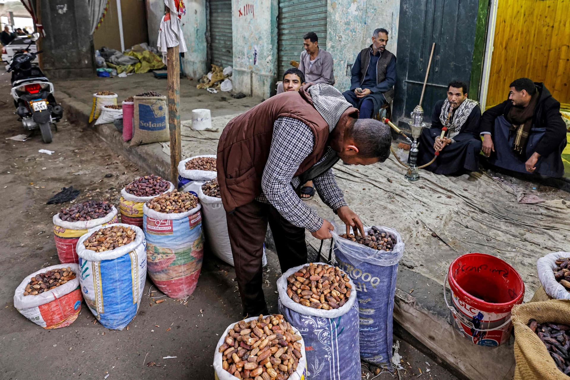 سوق روض الفرج .. التمور بجميع أشكالها