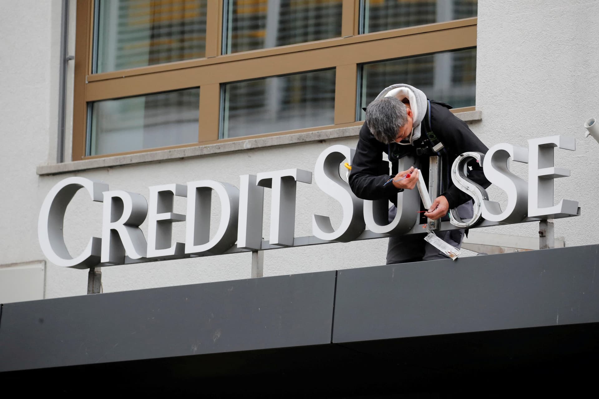 سهلت الحكومة السويسرية استحواذ "يو بي إس" على "كريدي سويس" بـ 3 مليارات دولار