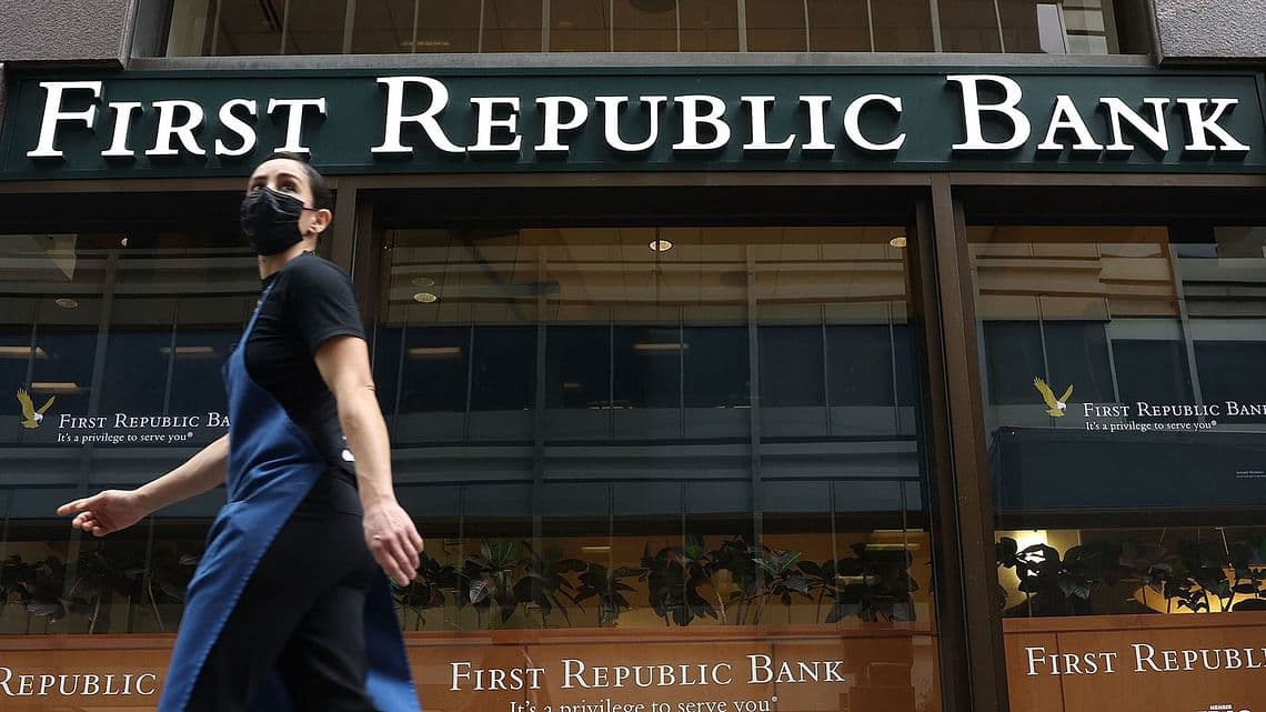 المنظمون يتلاعبون بمصير "فيرست ريبابليك" .. لا يستطيع الاستمرار ككيان مستقل