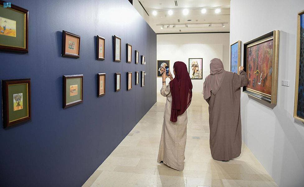توافد العديد من الزوار لمشاهدة لوحات فنية جمعت مدارس تشكيلية عدة.