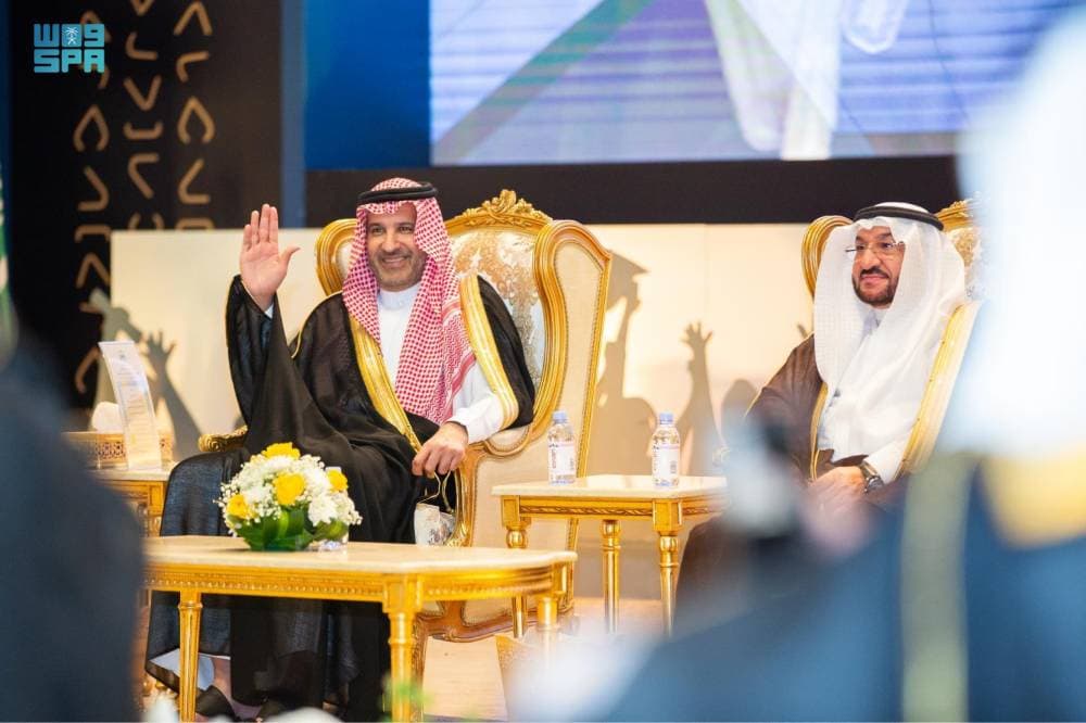 أمير المدينة المنورة خلال رعايته حفل جامعة طيبة.