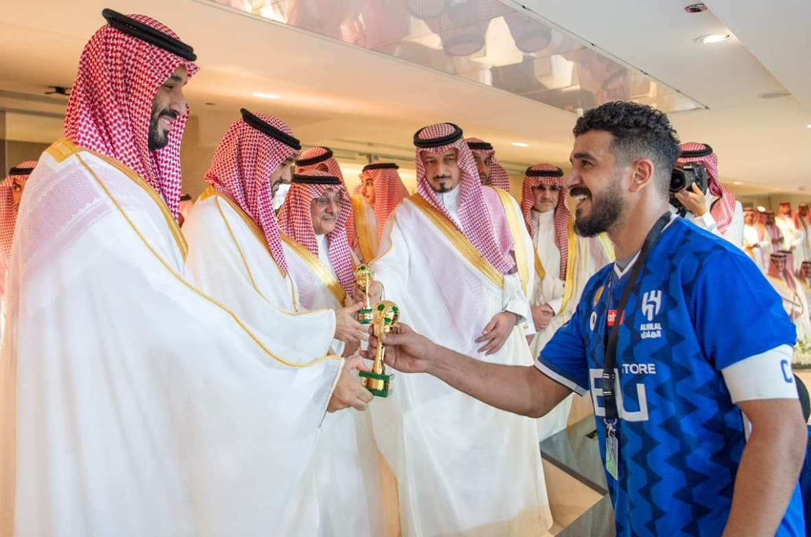ولي العهد يتوج فريق الهلال بكأس خادم الحرمين الشريفين