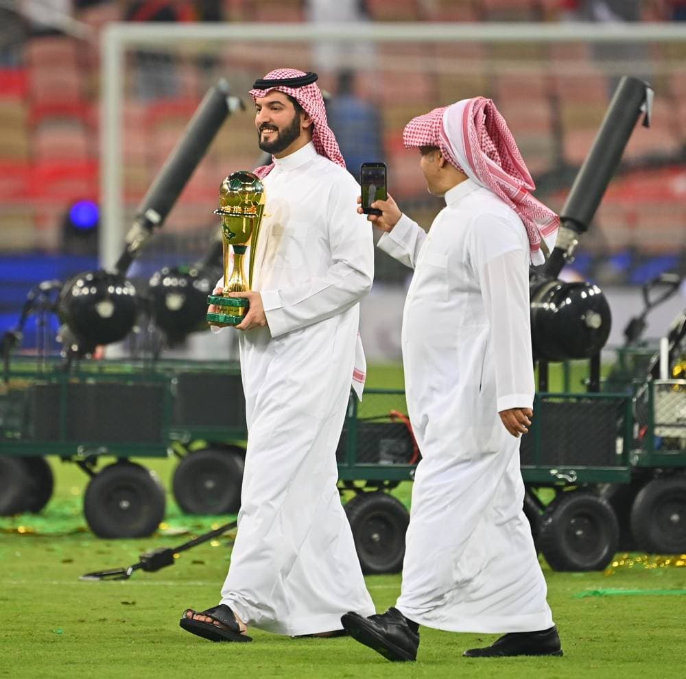 رئيس الهلال يحمل كأس الملك أمس.