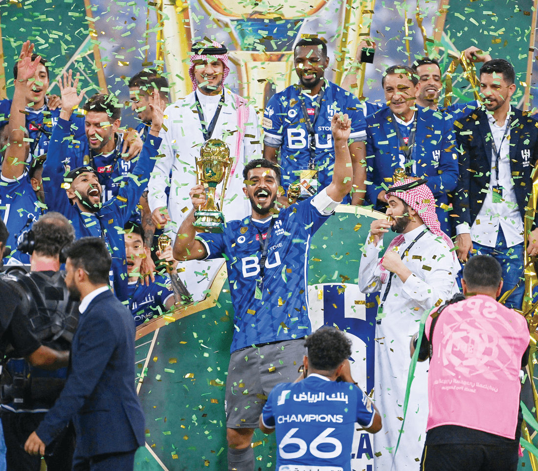 ولي العهد يتوج فريق الهلال بكأس خادم الحرمين الشريفين