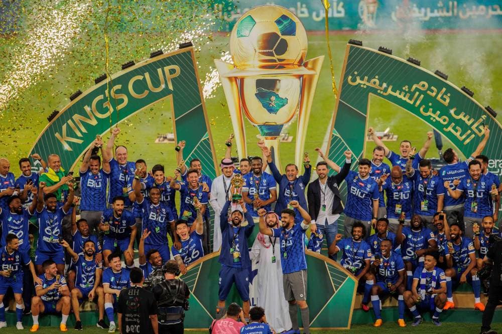 لاعبو الهلال لحظة تتويجهم بكأس الملك.