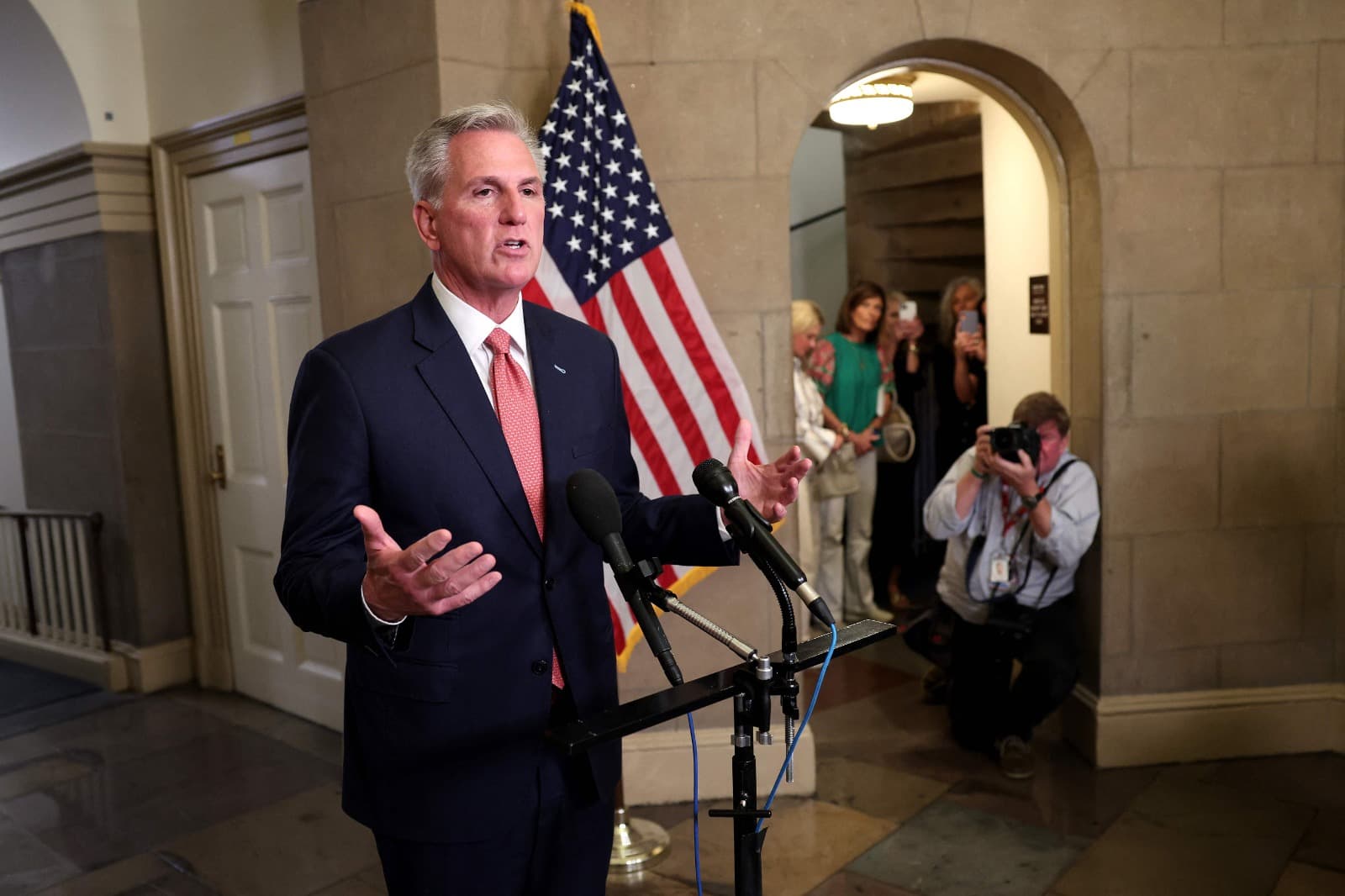 بعد اجتماع بايدن ومكارثي .. تفاؤل يلوح في الأفق بشأن اتفاق حول سقف الدين