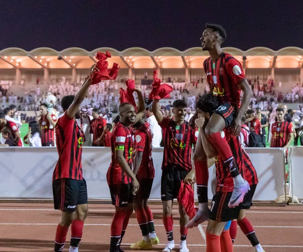 فرحة لاعبي الرياض بالتأهل. "دوري يلو"