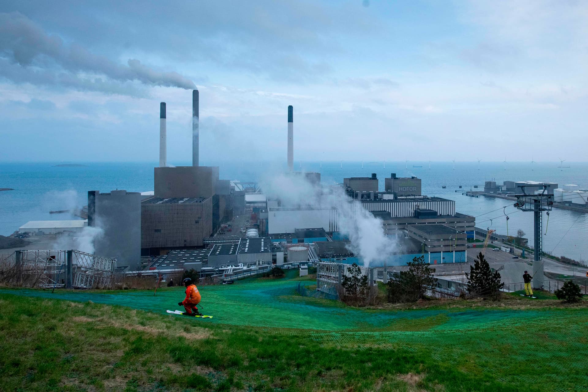 أسعار النفط تتراجع وسط قوة الدولار 