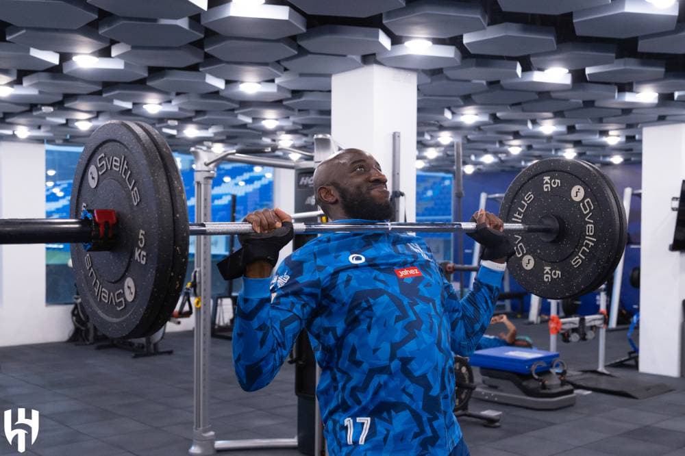 ماريجا يرفع الاثقال خلال التدريب. مركز الهلال الإعلامي