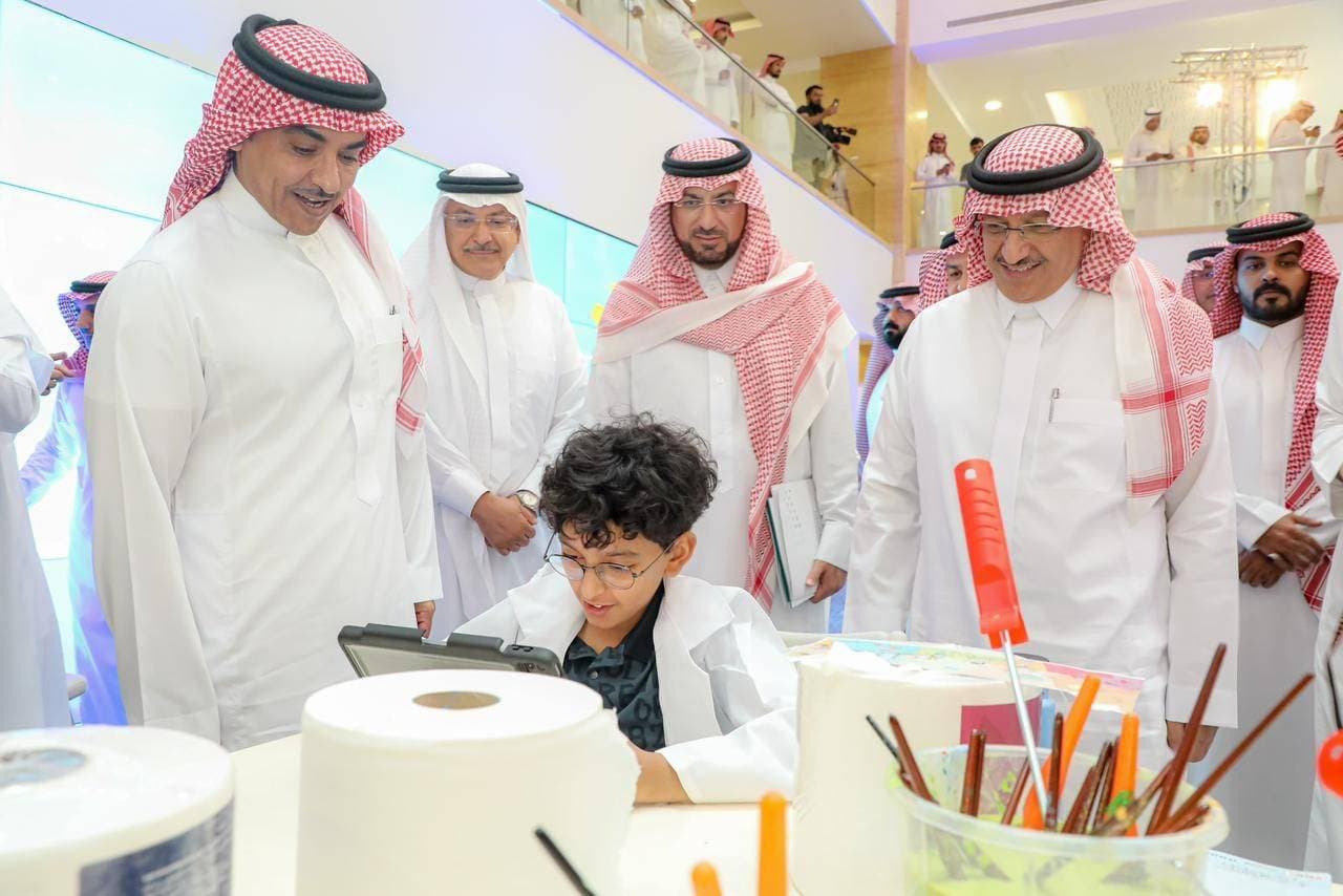 وزيرا التعليم والإعلام خلال تدشين الحملة.