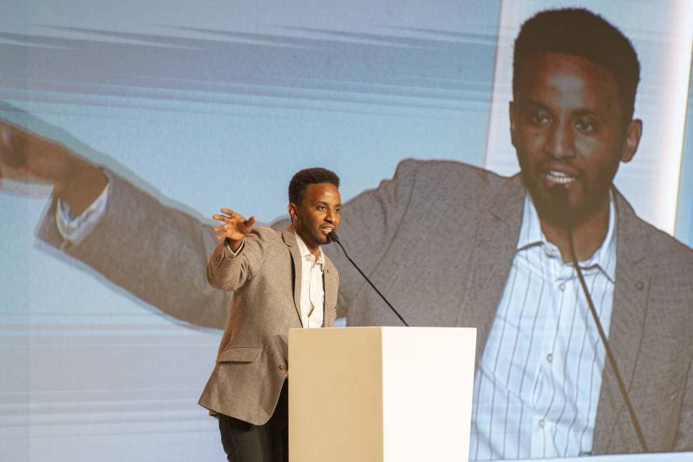 الشاعر محمد عبدالباري