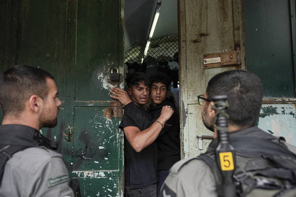 فلسطينيان في مواجهة جنديان إسرائيليان في القدس."أ.ب"