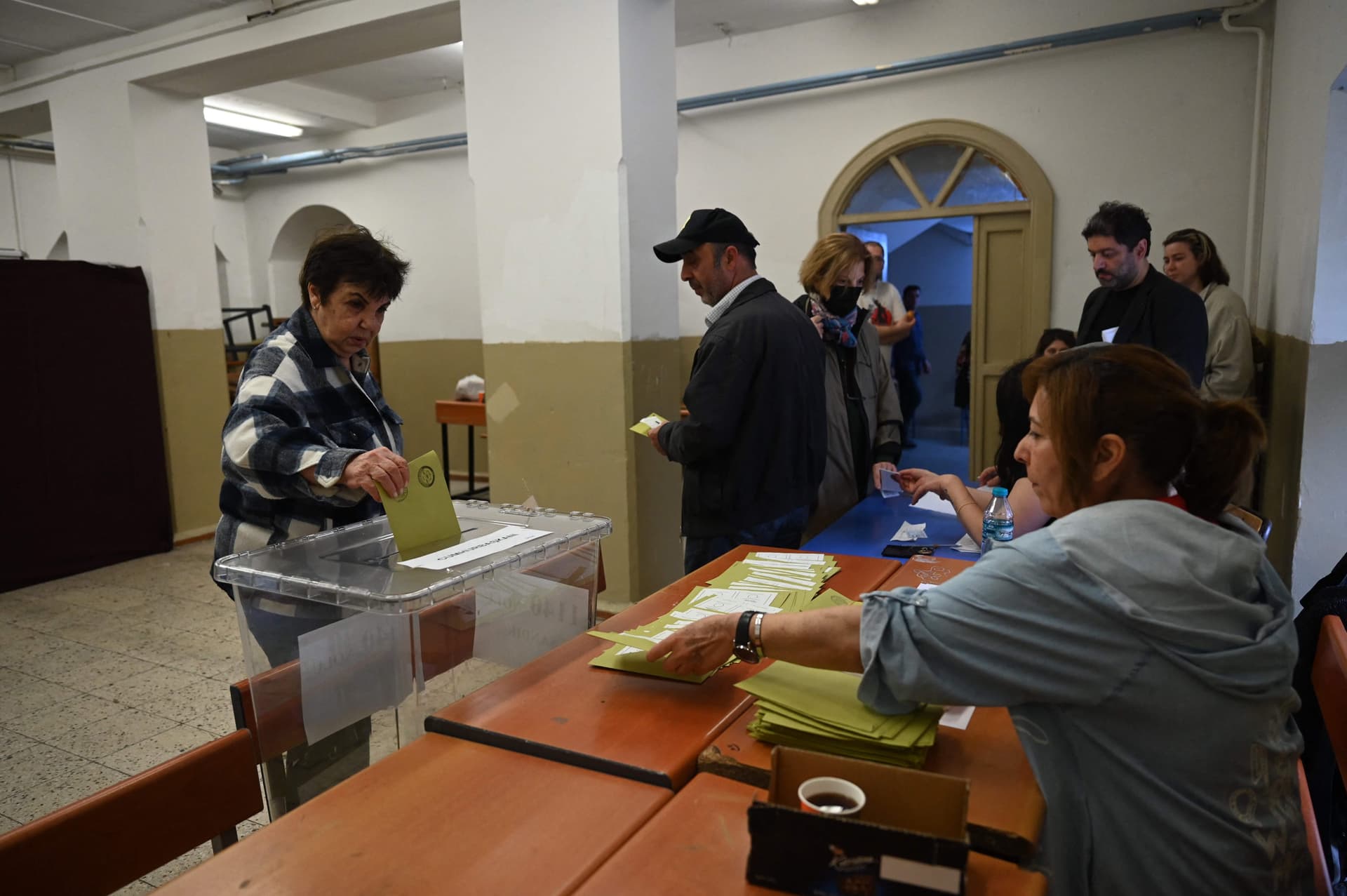 بدء التصويت في جولة الإعادة للانتخابات الرئاسية في تركيا 