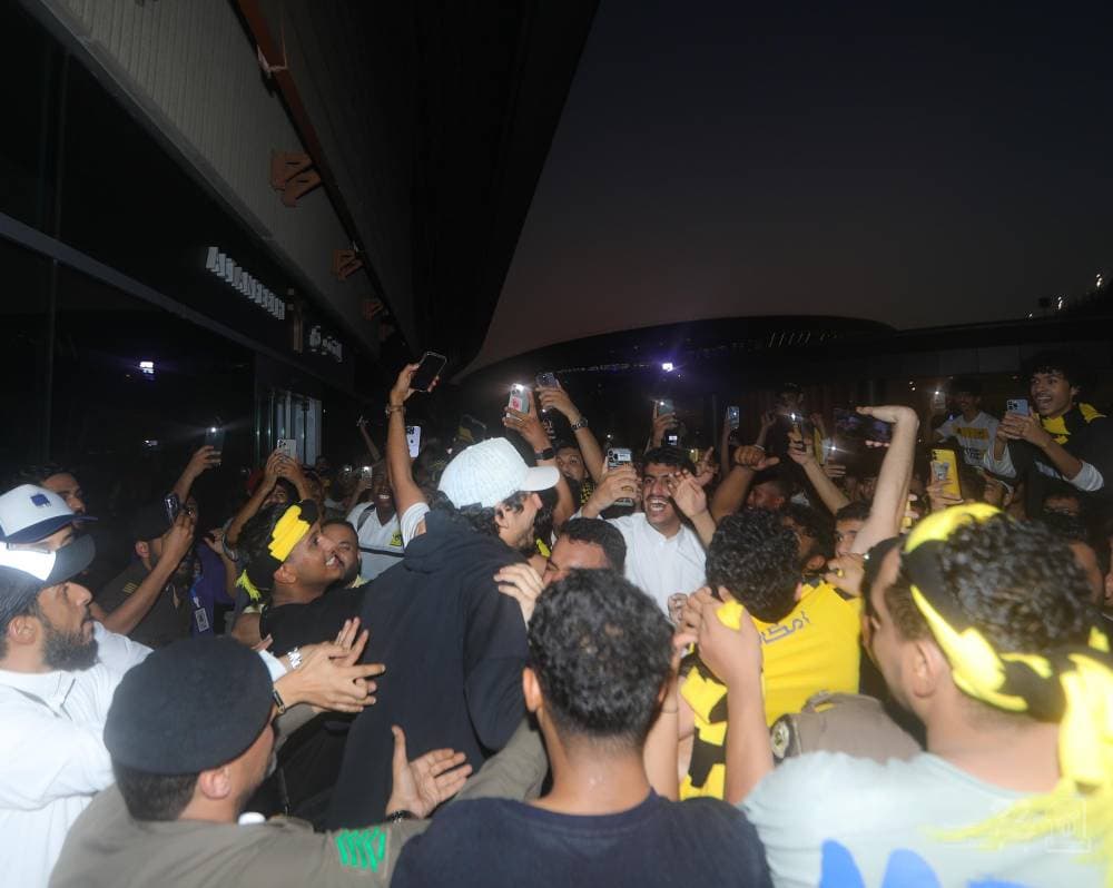 حجازي محاطا بالجماهير لحظة وصل الاتحاد إلى جدة. مركز الاتحاد الإعلامي