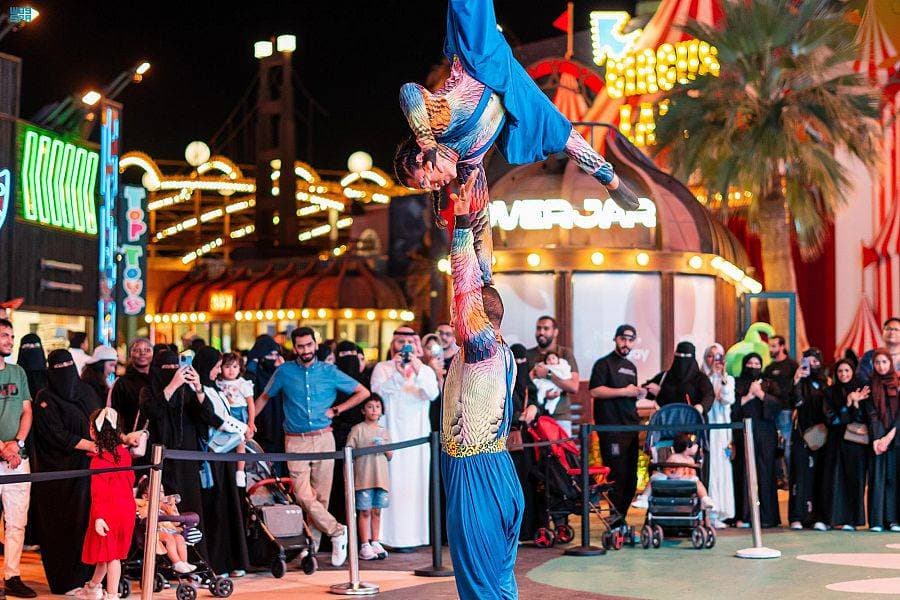 تحولت ساحات السيتي ووك إلى مسرح كبير للعروض المشوقة.