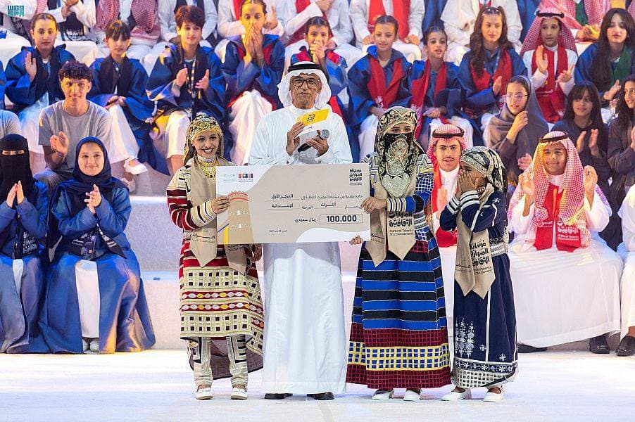 أطفال مبدعون خلال تكريمهم.