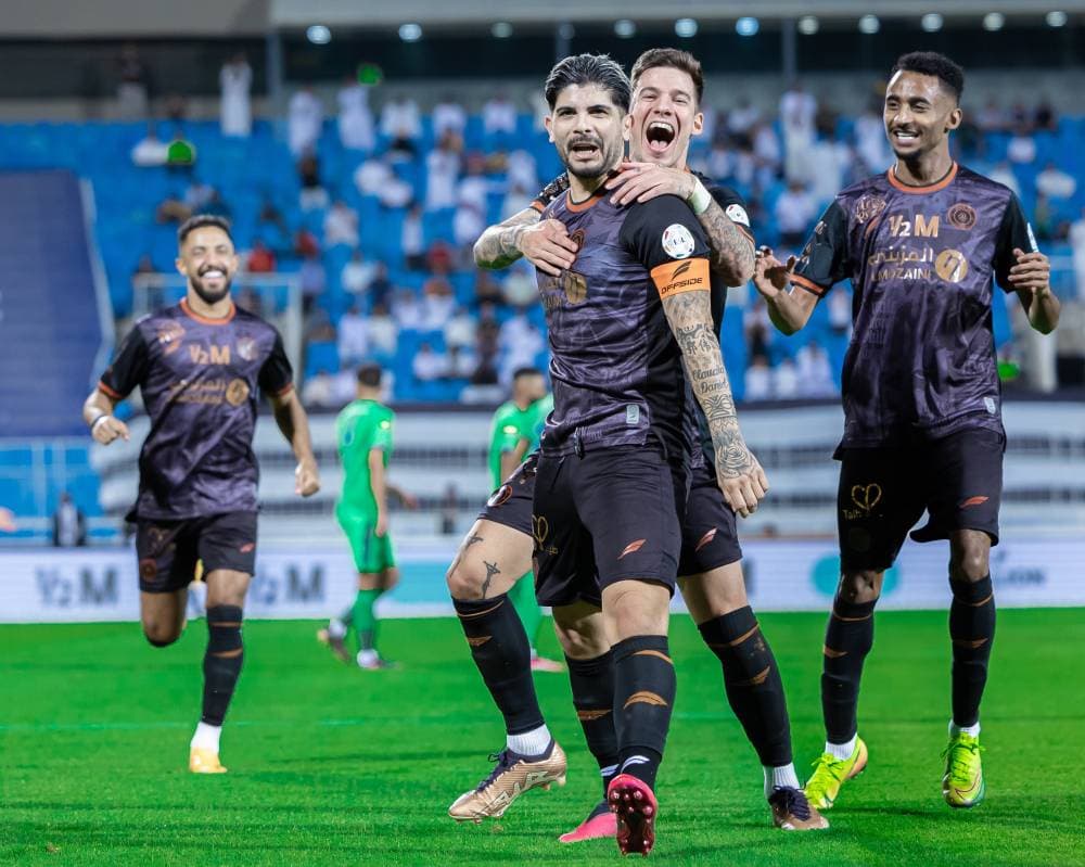 بانيجا محتفلا بهدف الشباب. مركز الشباب الإعلامي