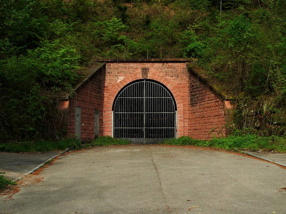 منجم كافرستيج على أطراف الغابة السوداء في ألمانيا يقع على ما يعتقد أنه أكبر مخزون من عنصر فلورسبار في أوروبا.