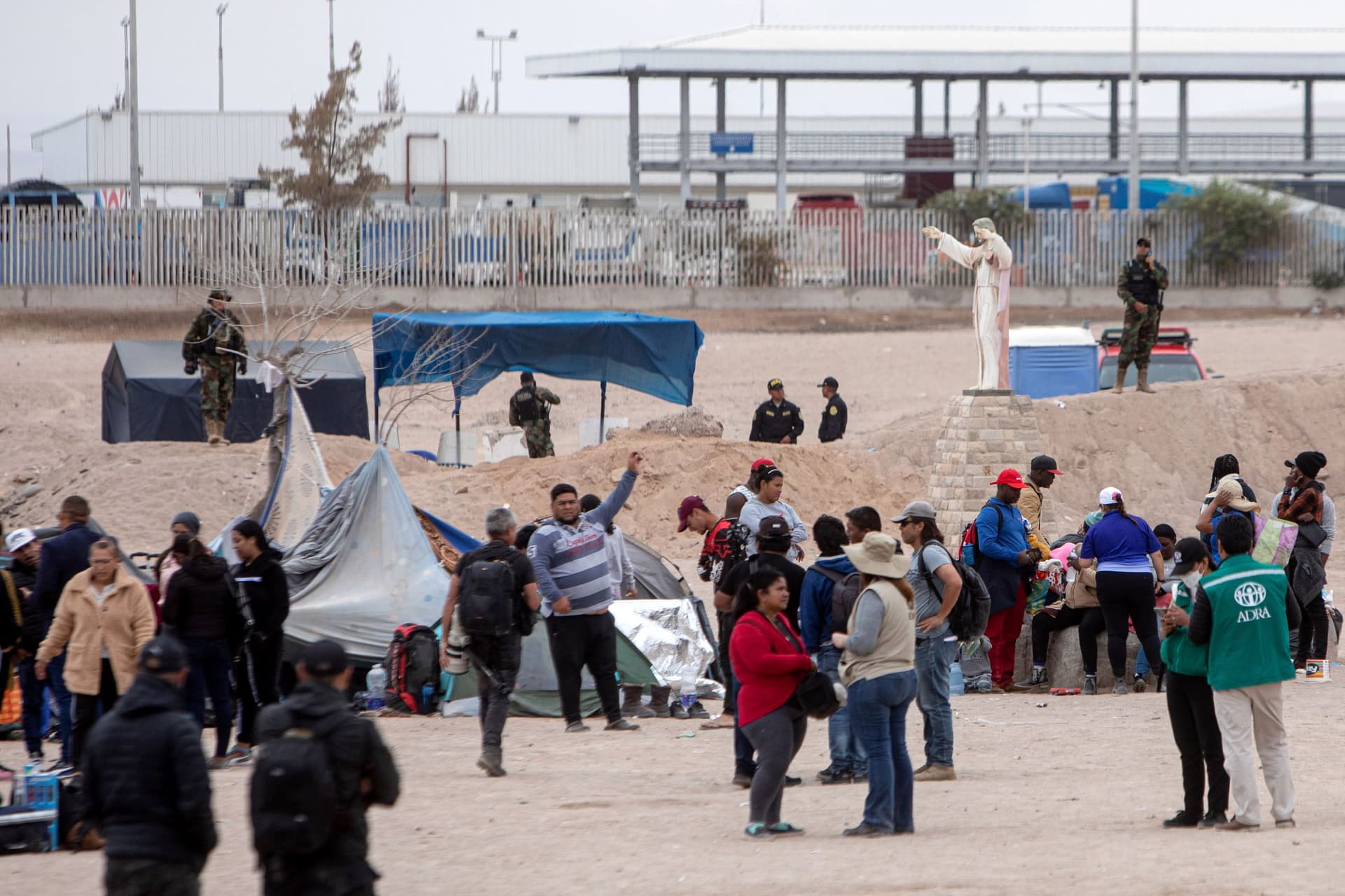 في رحلة العودة إلى الوطن .. فنزويليون عند الحدود بين تشيلي وبيرو