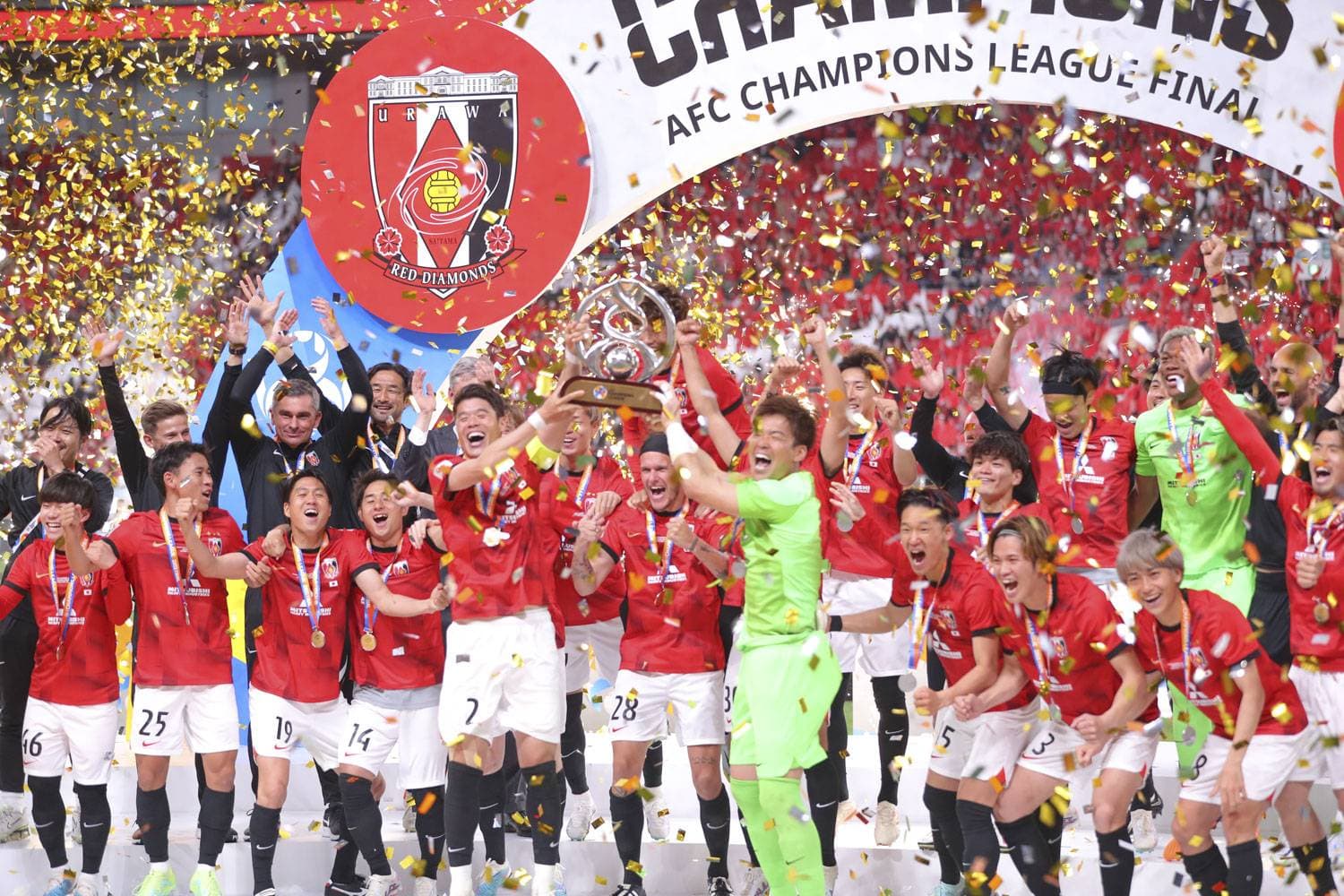 لحظة تتويج لاعبي أوراوا بكأس دوري أبطال آسيا.تصوير: علي الظاهري ـ "الاقتصادية"