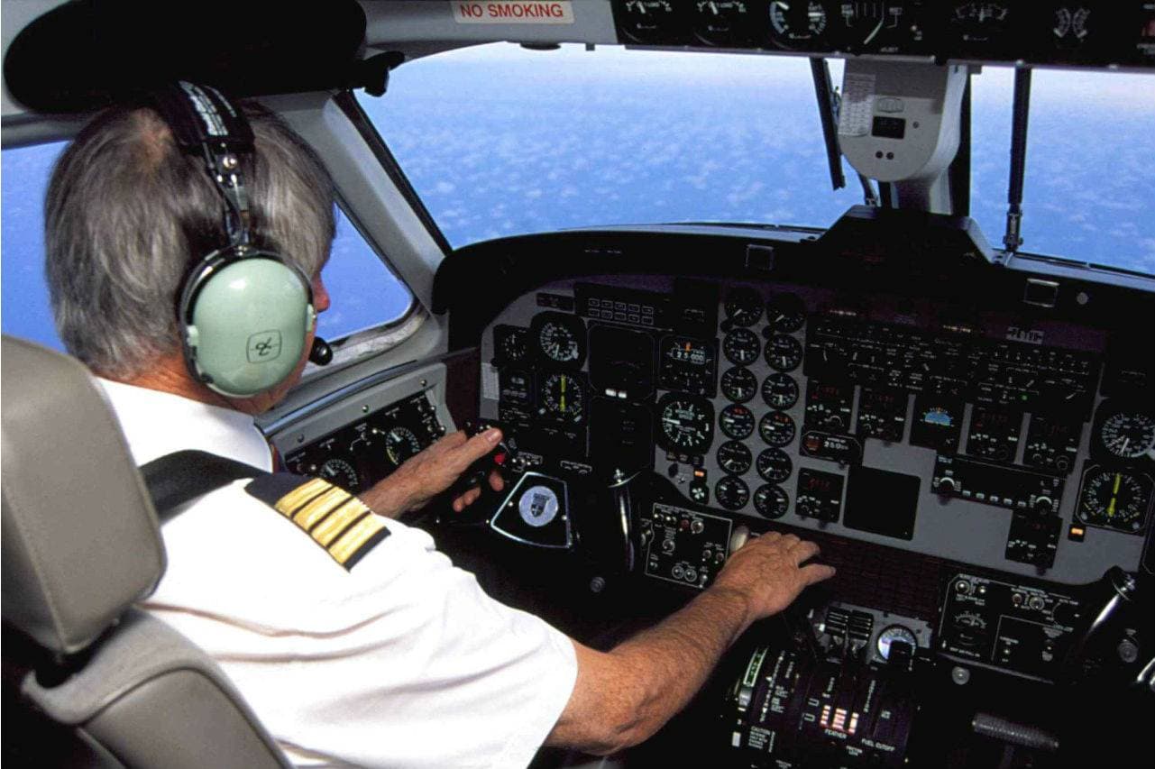 نقص الطيارين يؤرق شركات النقل الجوي الأمريكية .. هل تلجأ للتنوع في قمرة القيادة؟