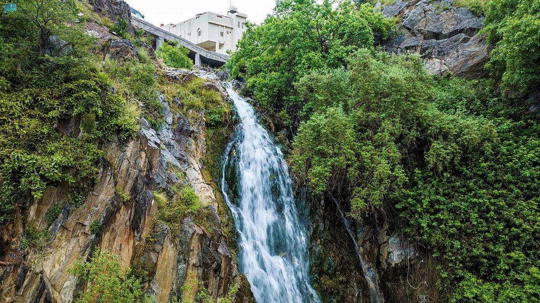 المياه تزين جبال الباحة بعد هطول أمطار غزيرة أمس، سال على أثرها عدد من الأودية والشعاب. "واس"  