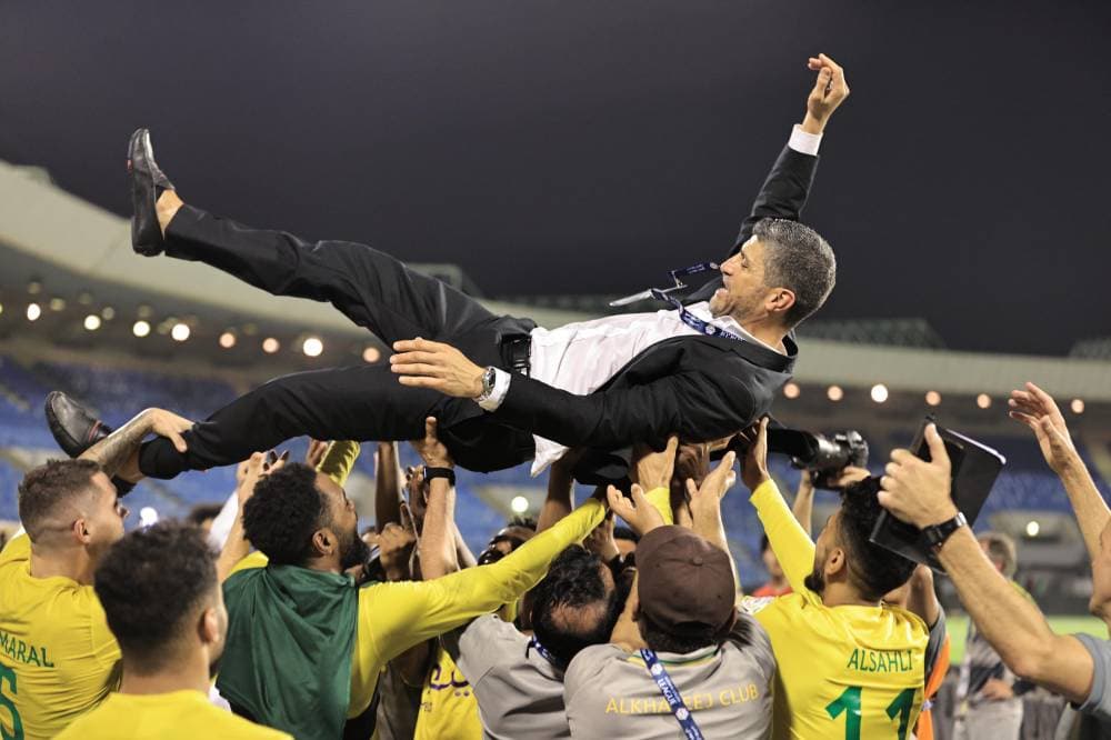 لاعبو الخليج يحتفلون بمدربهم بعد البقاء. تصوير: عيسى الدبيسي ـ «الاقتصادية»