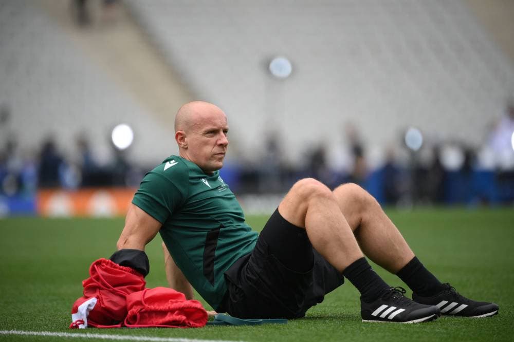 الحكم مارسينياك مستريحا في الملعب قبل نهائي دوري أبطال أوروبا. «الفرنسية»