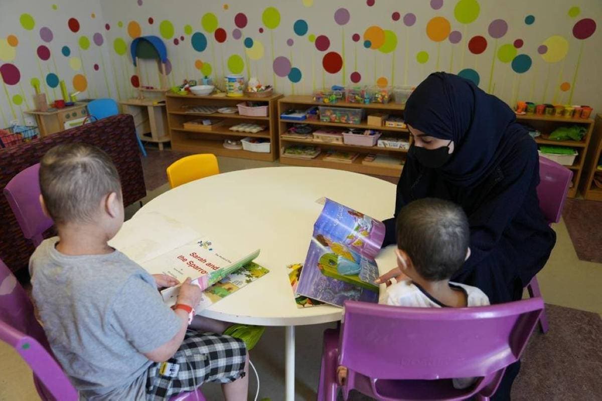 يقوم الفريق بقراءة القصص المناسبة للأطفال من عمر 4 - 15 عاما.