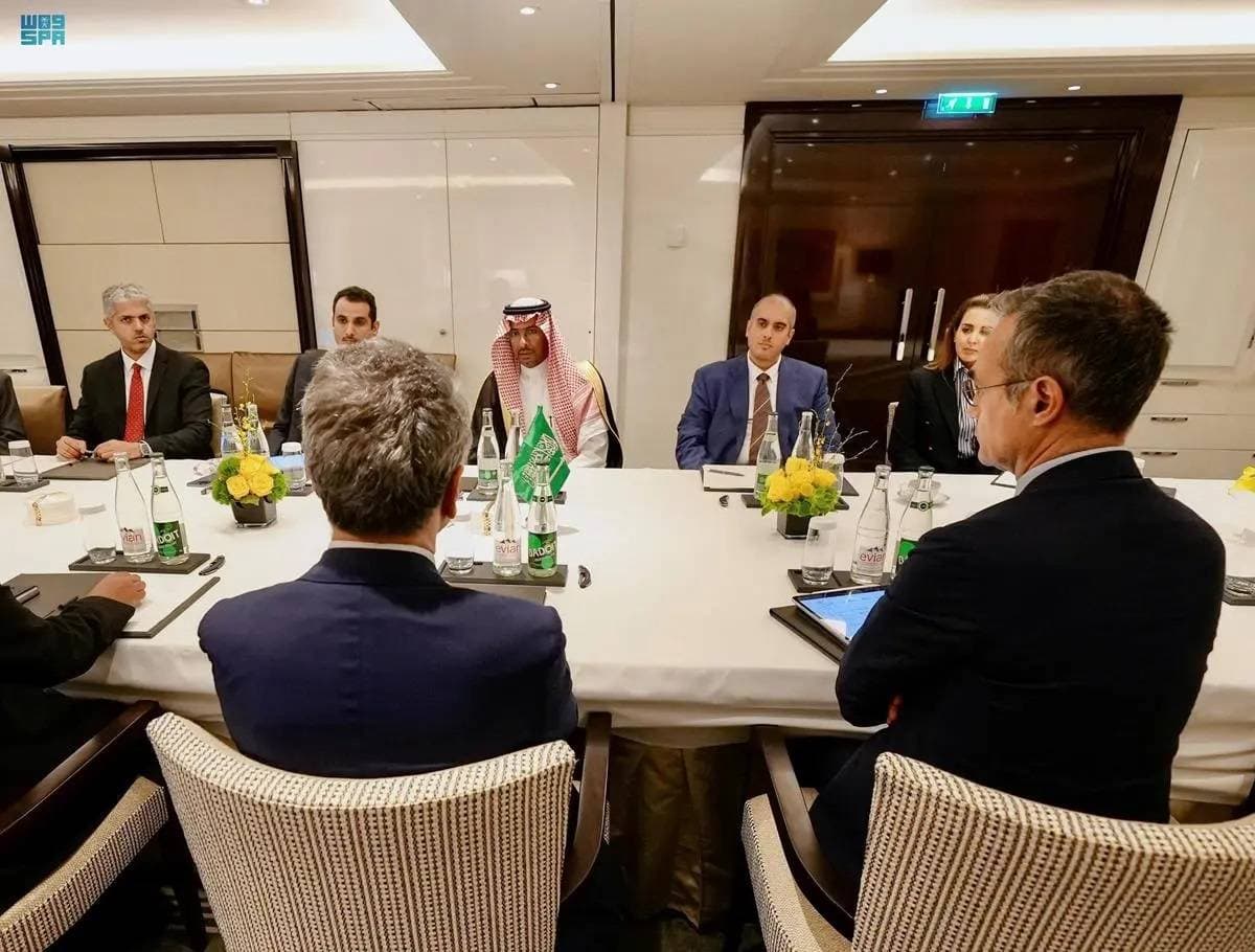 جانب من لقاء الخريف مع مسؤولين على هامش منتدى الأعمال الخليجي - الفرنسي في باريس، أمس. "واس"