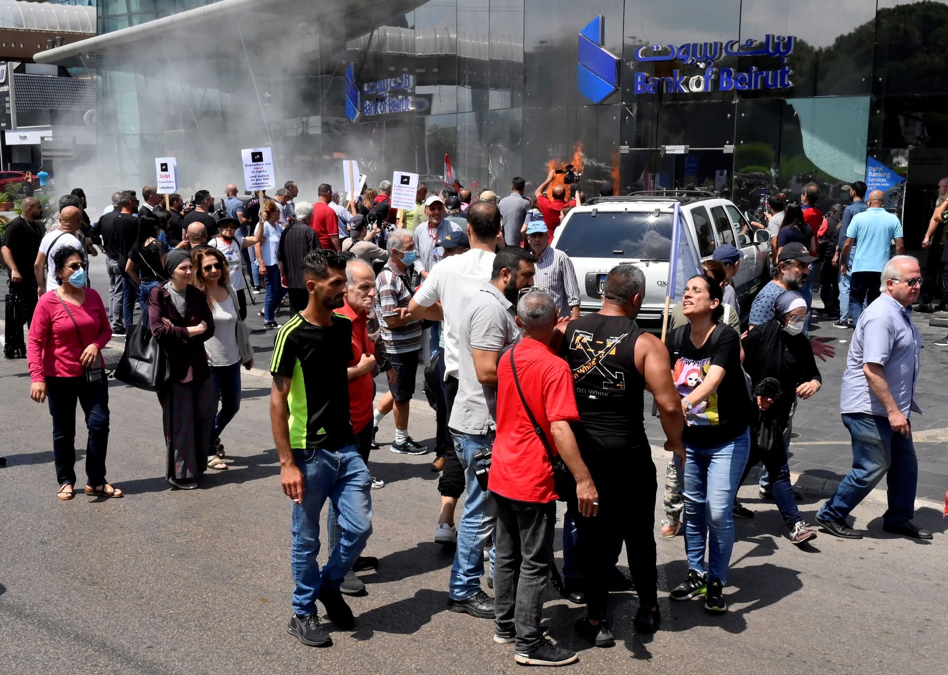 مصارف لبنانية في مرمى نيران المودعين للمطالبة بسحب ودائعهم