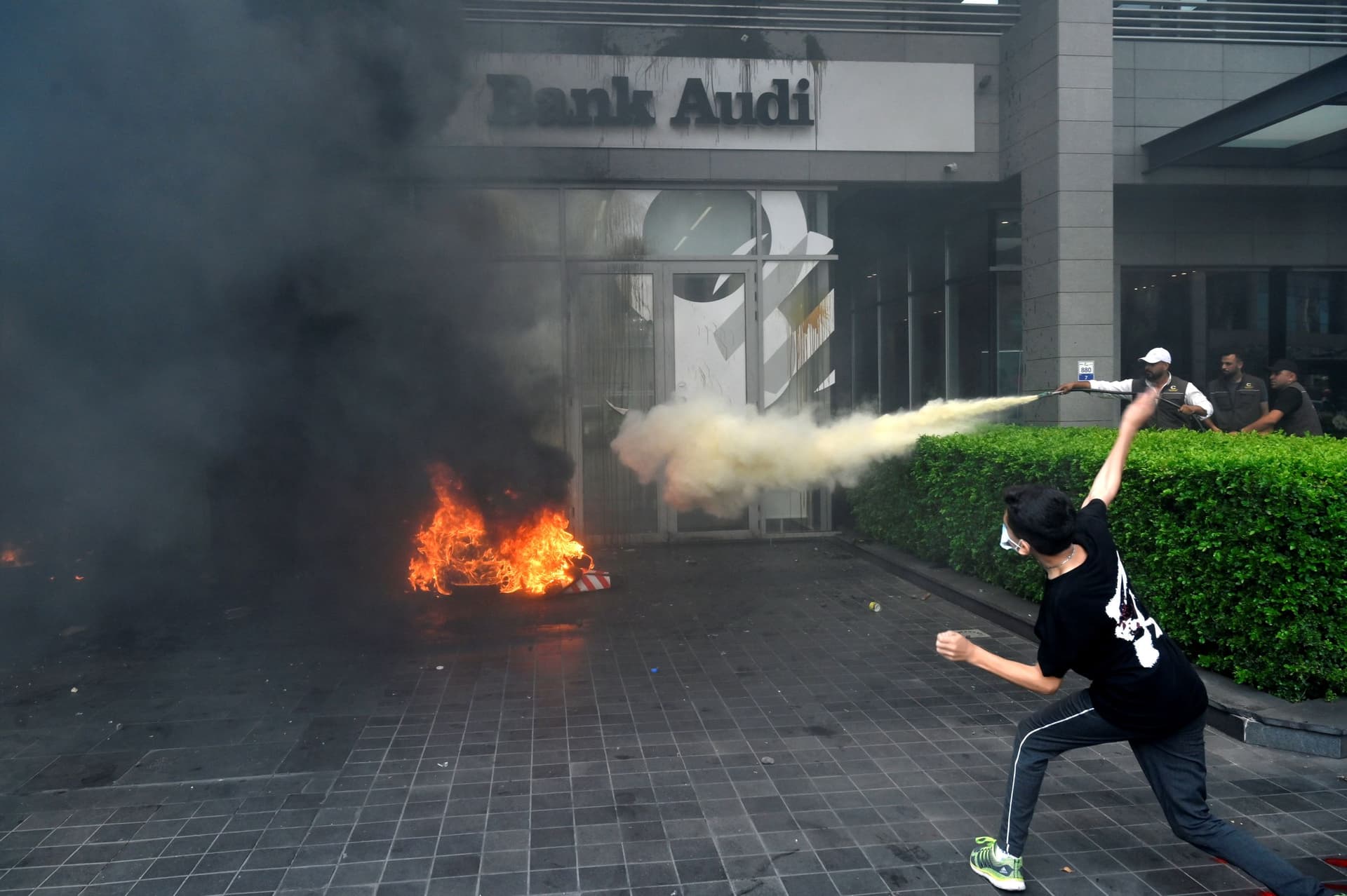 مصارف لبنانية في مرمى نيران المودعين للمطالبة بسحب ودائعهم