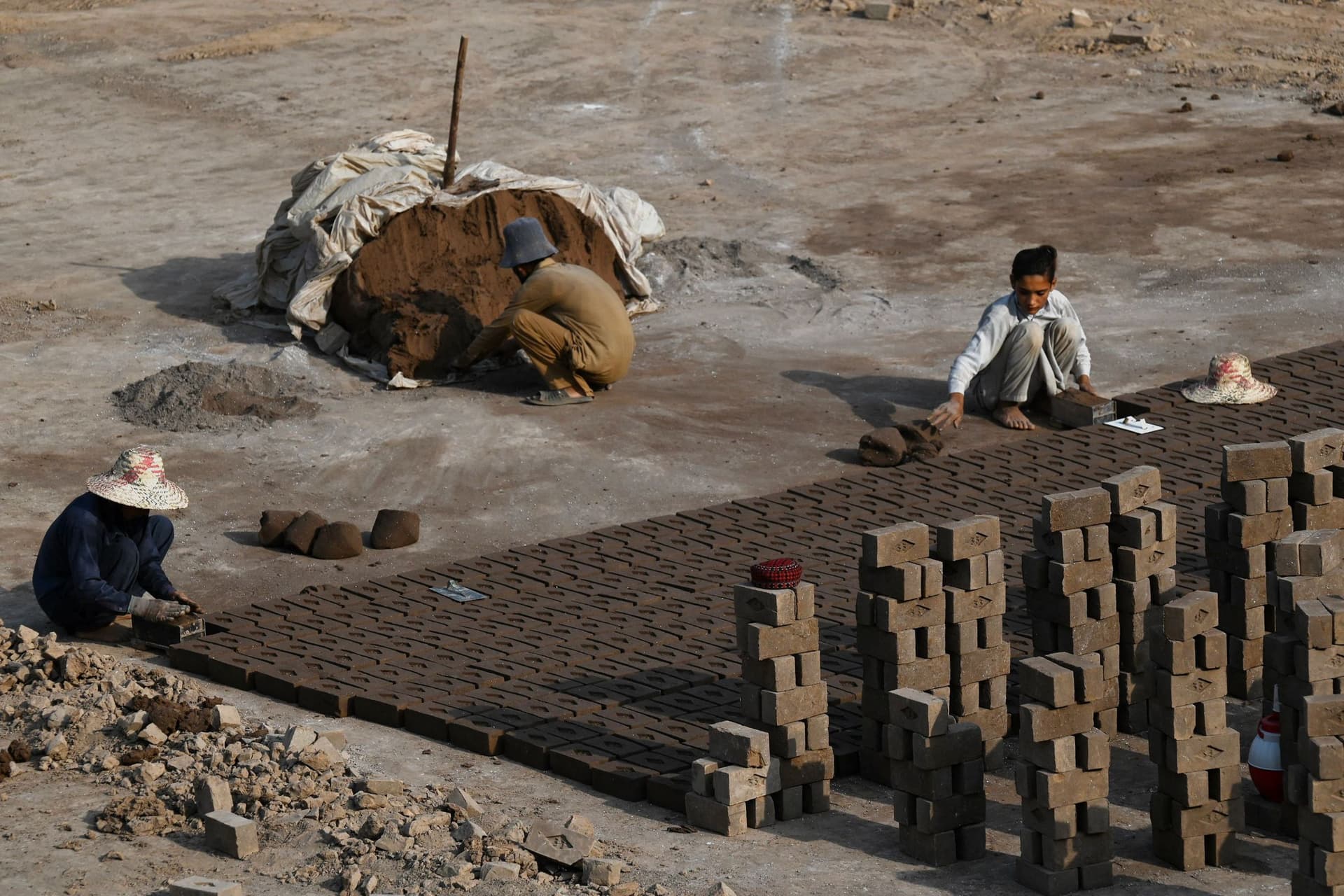 4.2 مليون طفل في باكستان يعملون في صناعة الطوب