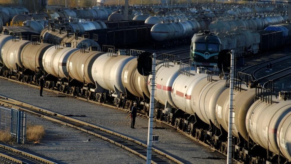 أدى ضعف الطلب المحلي إلى قيام المصافي بنقل مخزوناتها إلى الخارج