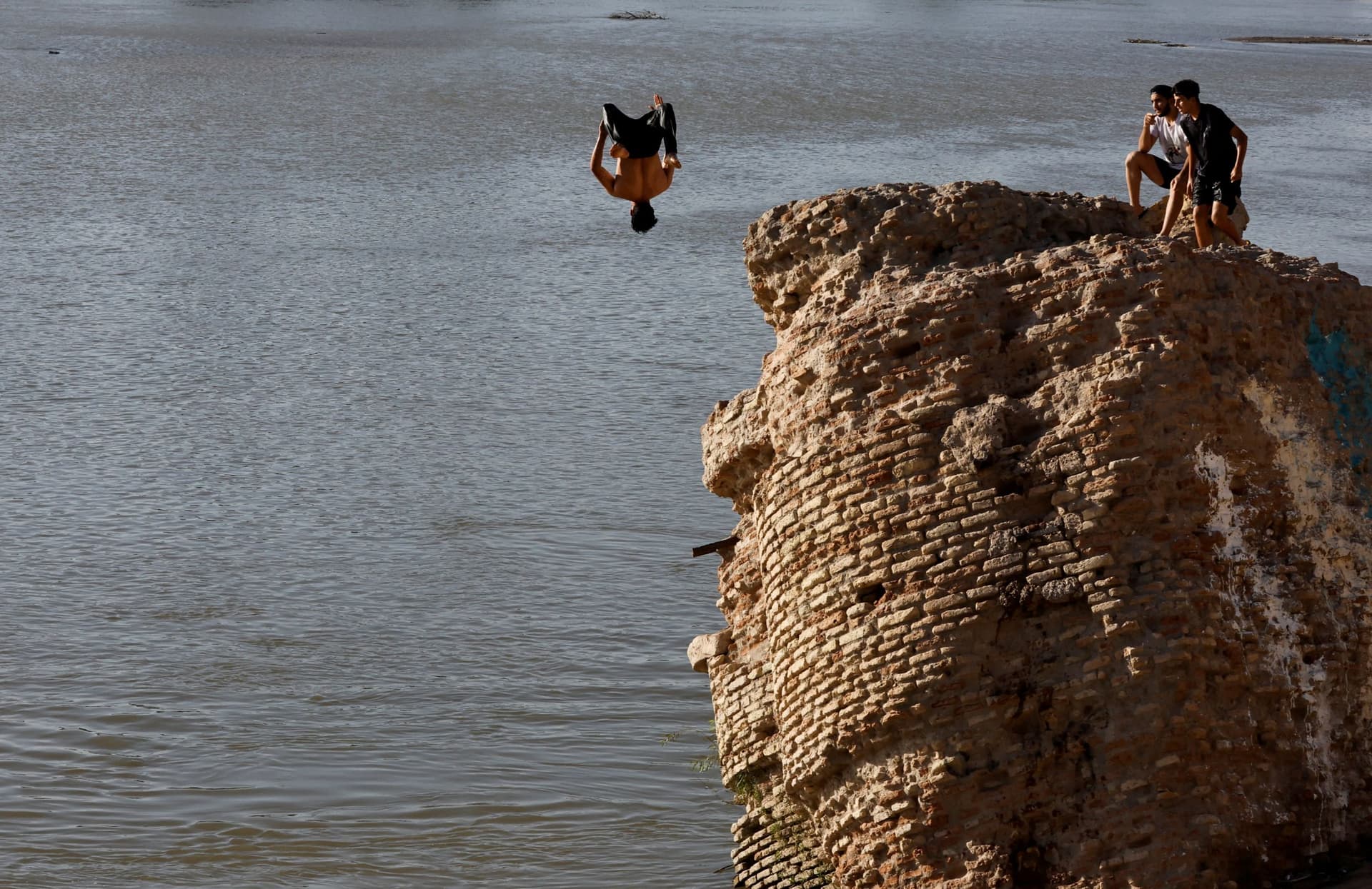 اللعب في المياه للهروب من حرارة الأجواء