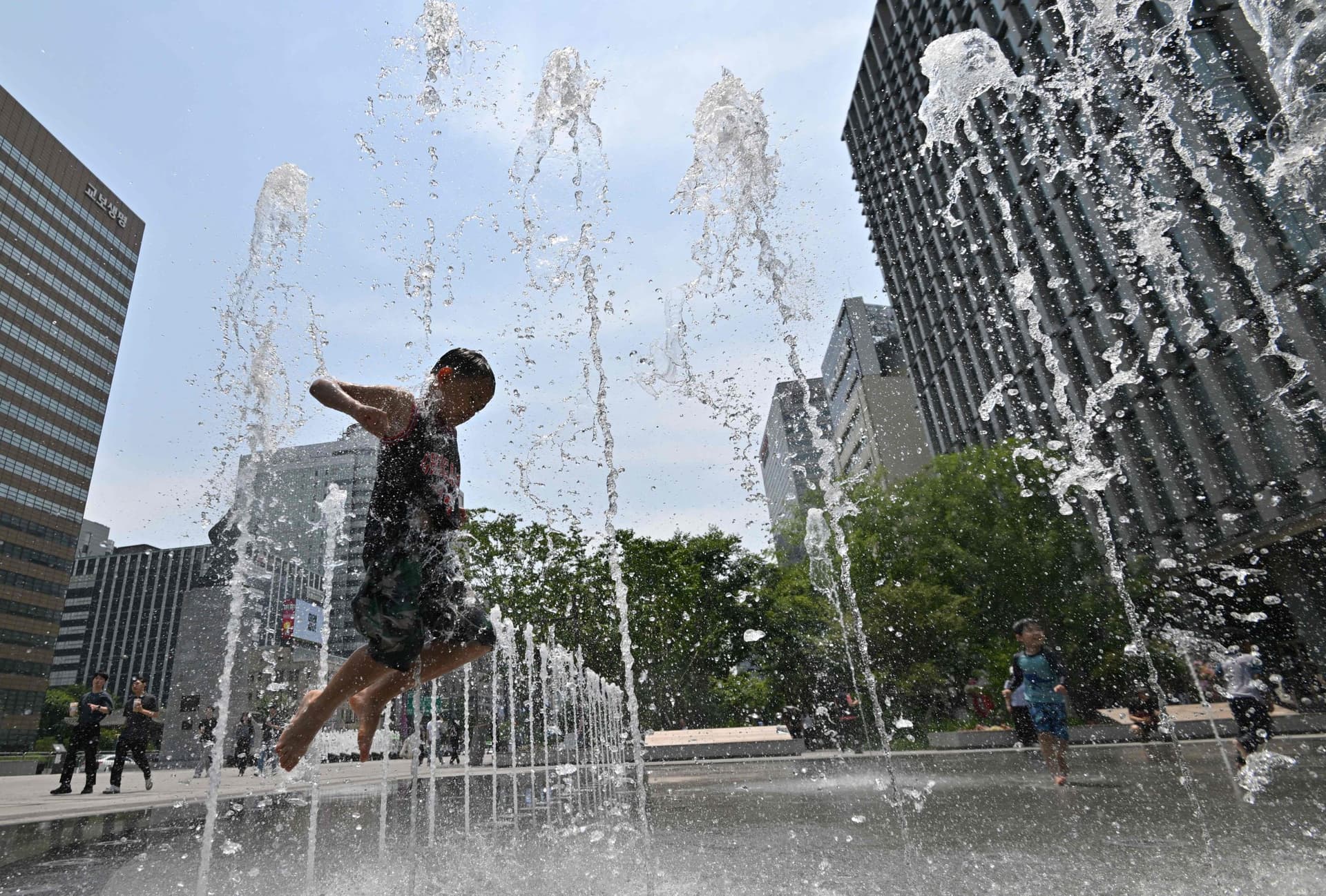 اللعب في المياه للهروب من حرارة الأجواء