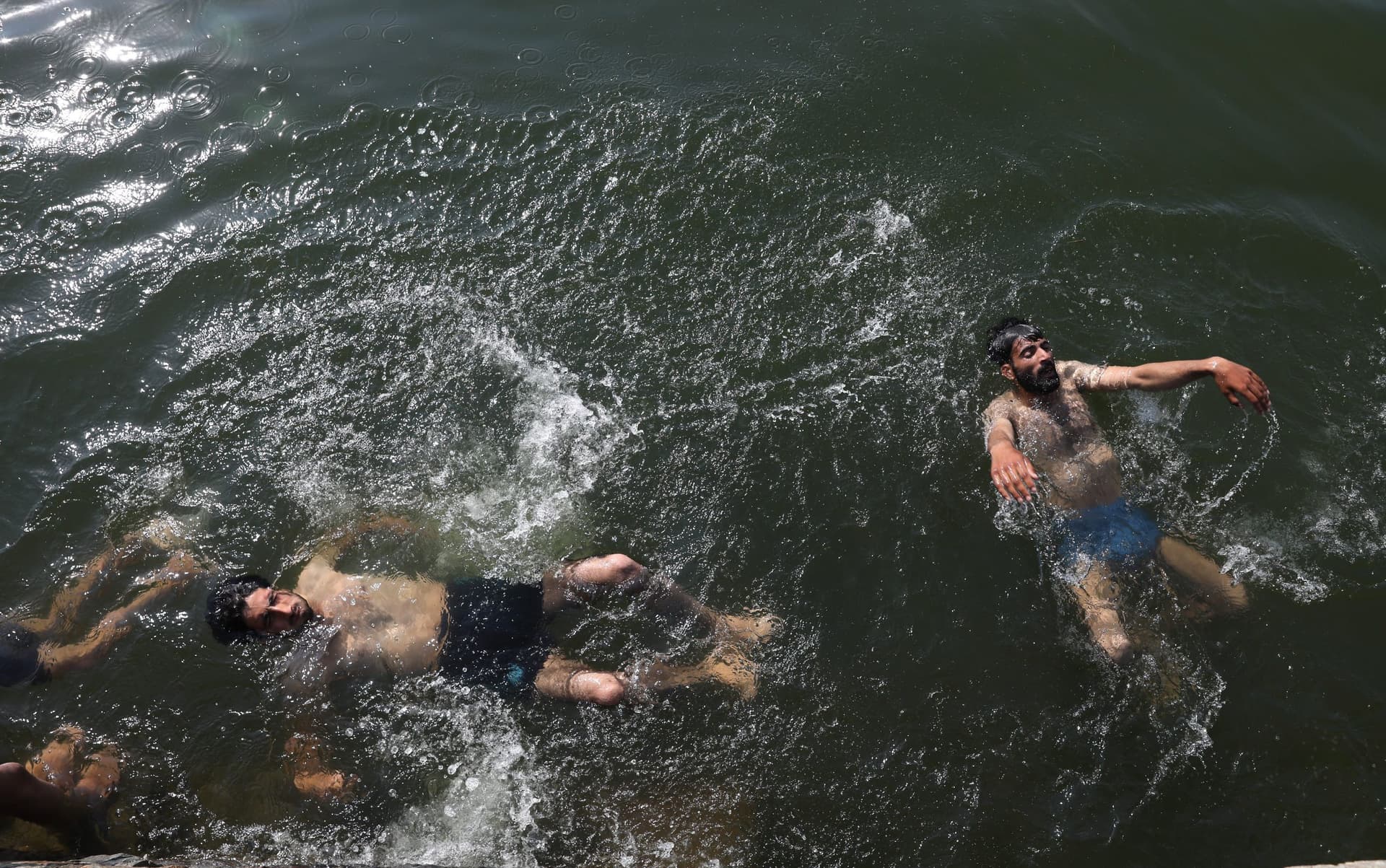 اللعب في المياه للهروب من حرارة الأجواء