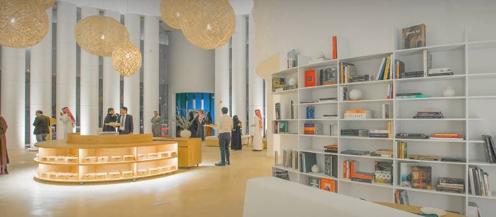 «فناء الأول» يحتضن حوارا بين الفن والحرف والعلاقة الجوهرية بينهما