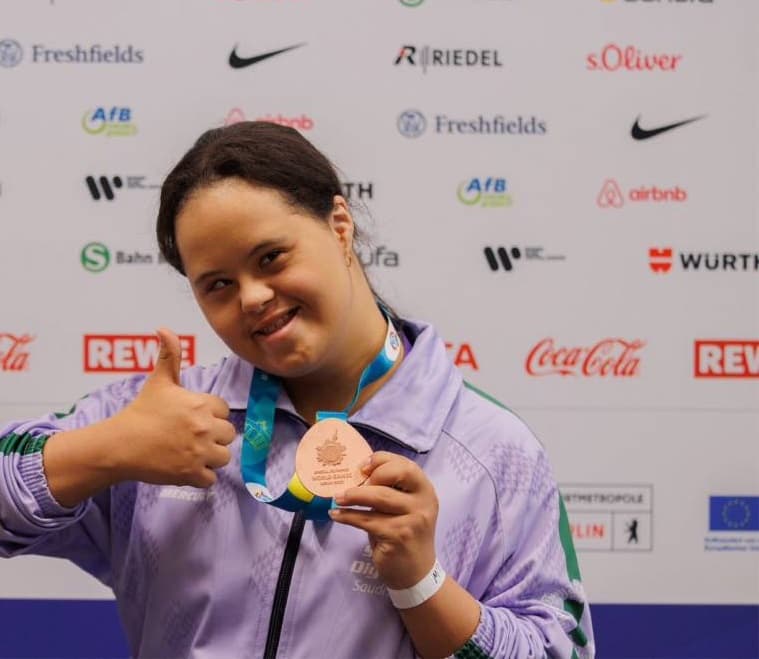 بعد أن استهل الأولمبياد الخاص السعودي مشاركته في دورة الألعاب العالمية للأولمبياد الخاص الـ16 في برلين، بتحقيق ميدالية ذهبية لألعاب القوى عن طريق العداء ثامر أحمد، حققت رضاب طيب أمس الميدالية البرونزية لرياضة السباحة ٢٥ مترا بينما توج نواف السهلي بالميدالية البرونزية لرفع الأثقال.