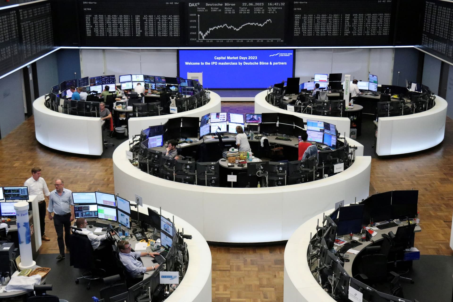 الأسهم الأوروبية تهبط وسط مخاوف بعد تصريحات باول ورفع الفائدة البريطانية