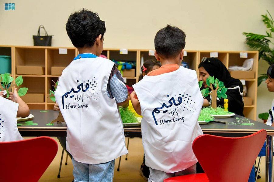 يهدف المخيم إلى نشر ثقافة البناء البيئي."واس"